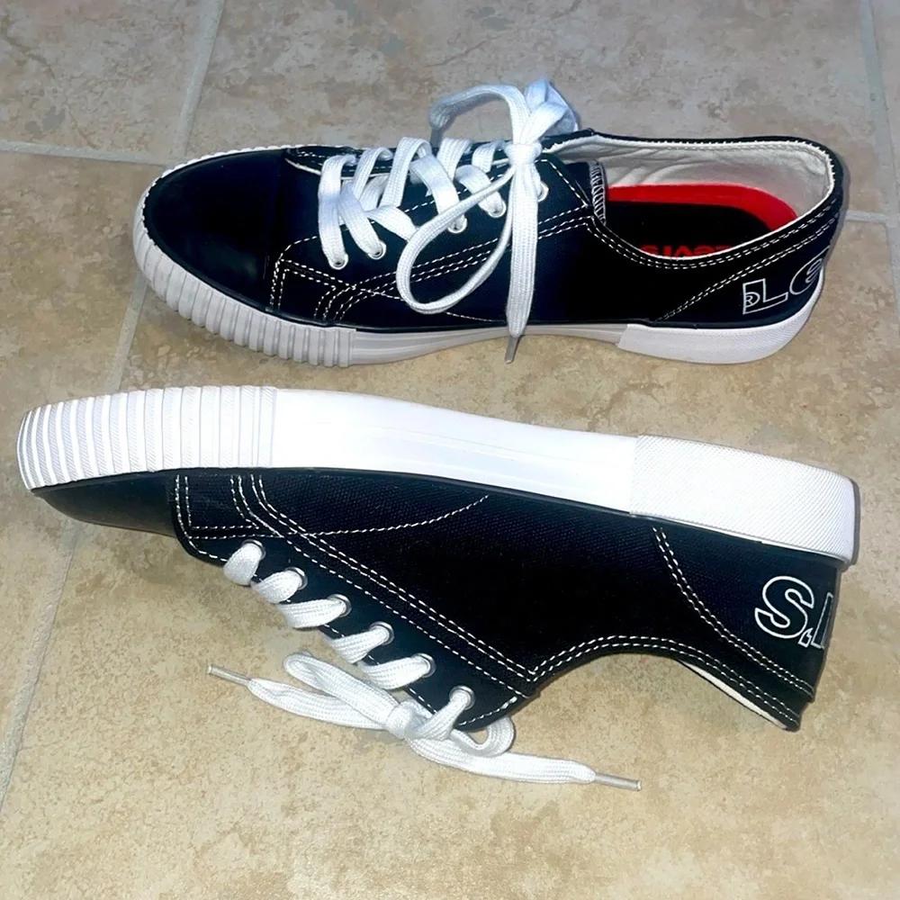 *GORGEOUS* *LIKE NEW* Levi’s Canvas Shoes Women's Size 7 - Picture 1 of 9